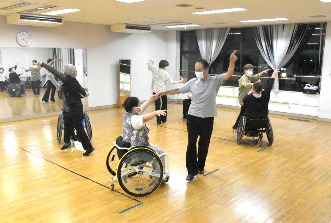 車いすダンスを練習するメンバーら=神栖市溝口