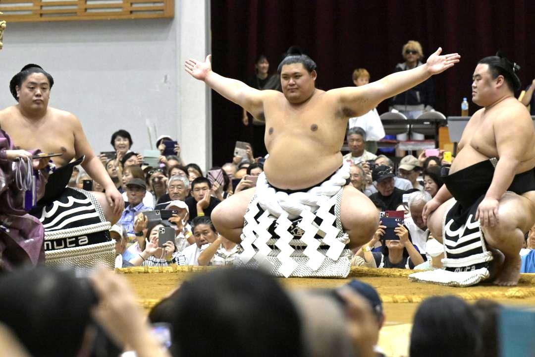 横綱になって初めて県内の巡業で横綱土俵入りをする大の里関=イーエスはなもも体育館
