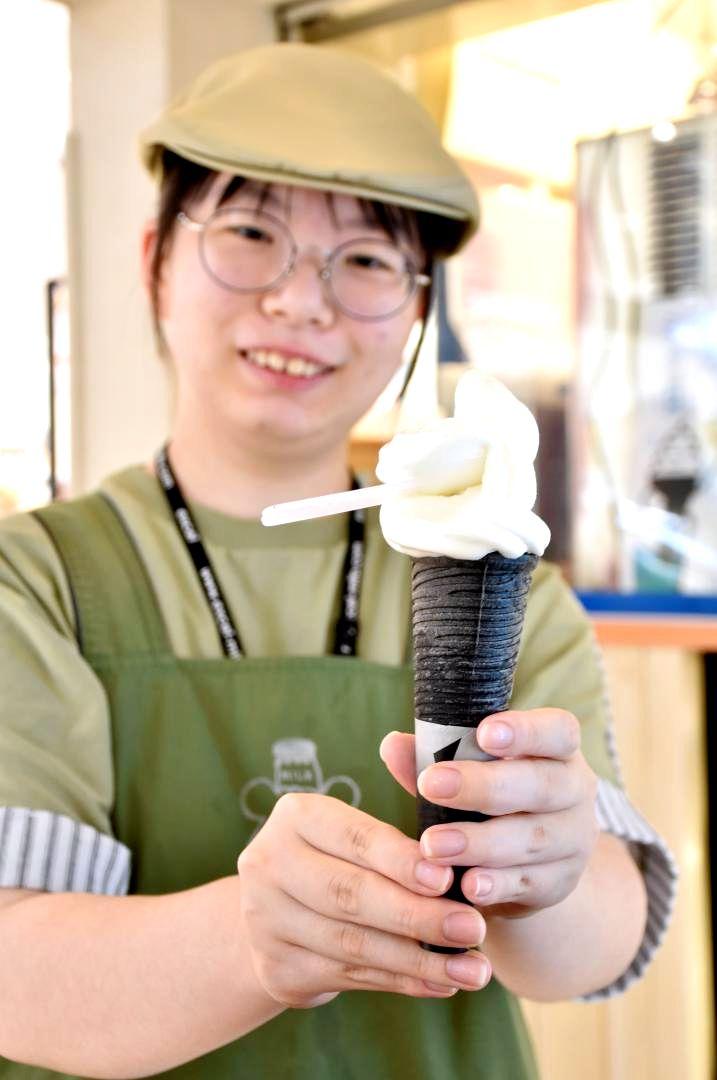 今月から販売されている県産牛乳100%の「ミルクソフトクリーム」=JR水戸駅