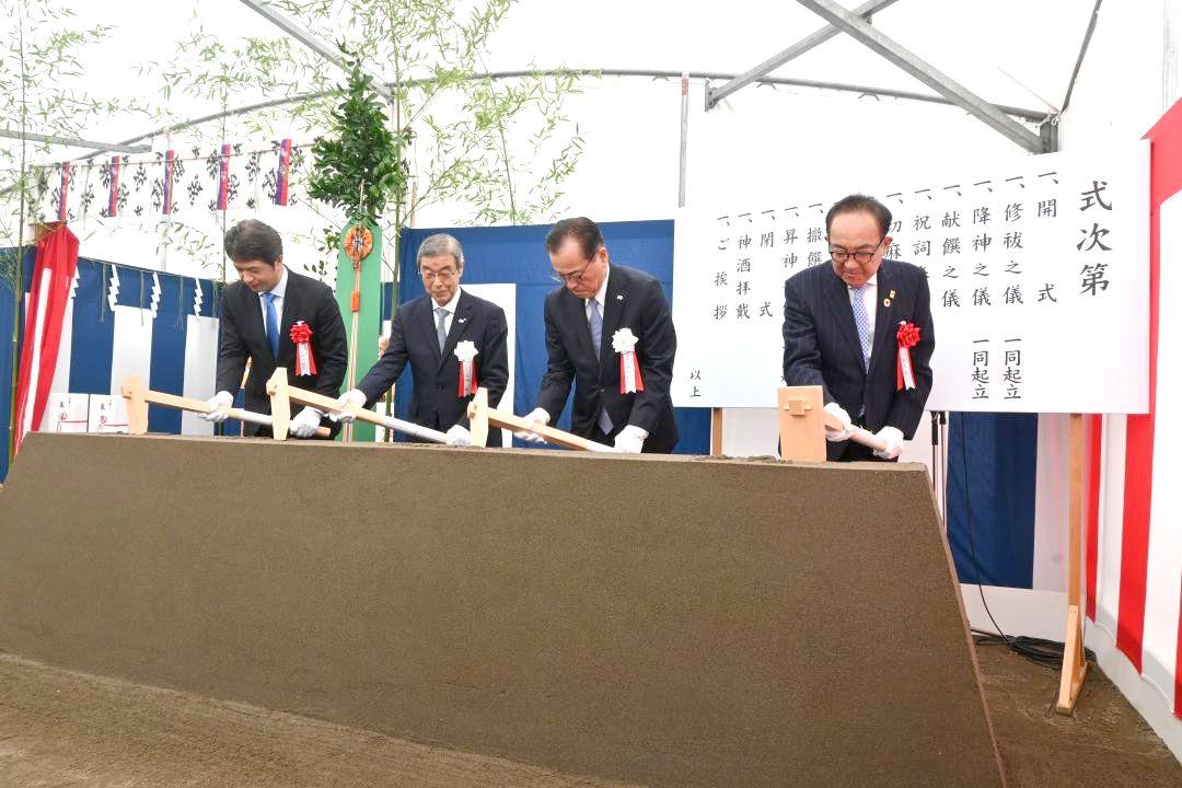 くわ入れする関係者たち=守谷市野木崎