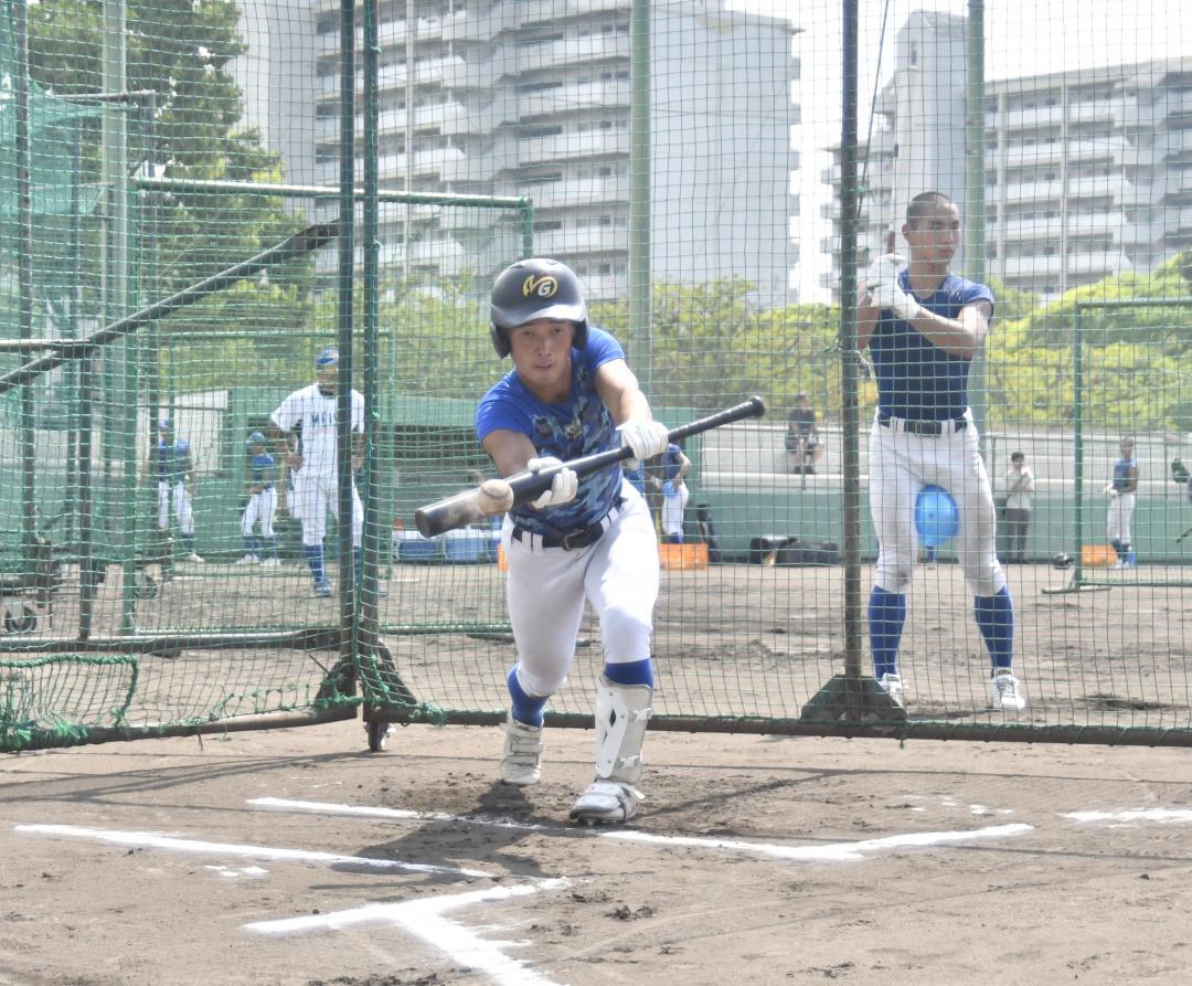 バント練習に励む明秀日立ナイン=鳴尾浜臨海公園野球場
