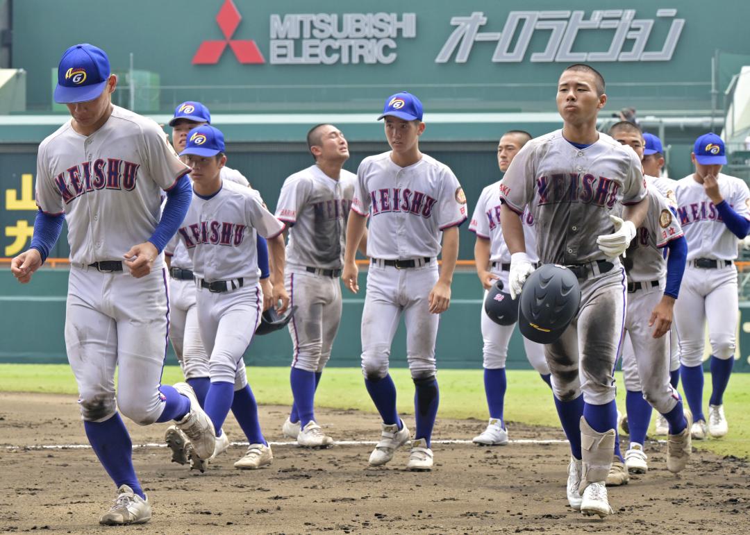 1回戦で聖隷クリストファーに敗れ、肩を落としてグラウンドを後にする明秀日立の選手たち=甲子園