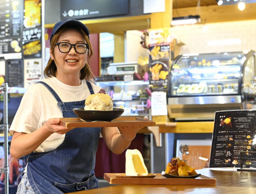 15種類前後の芋スイーツが楽しめる「芋やす」。店長の野口絵美さんが出迎える=土浦市沖新田