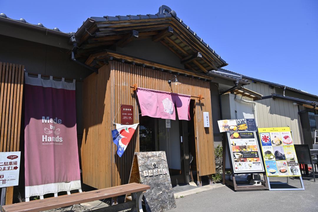 和の雰囲気が漂う店舗の外観
