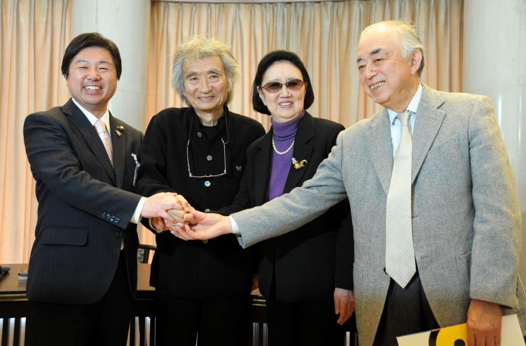 小澤征爾さん(左から2人目)の水戸芸術館館長就任の記者会見で、記念撮影する吉田光男さん(右)=2013年4月、水戸市五軒町