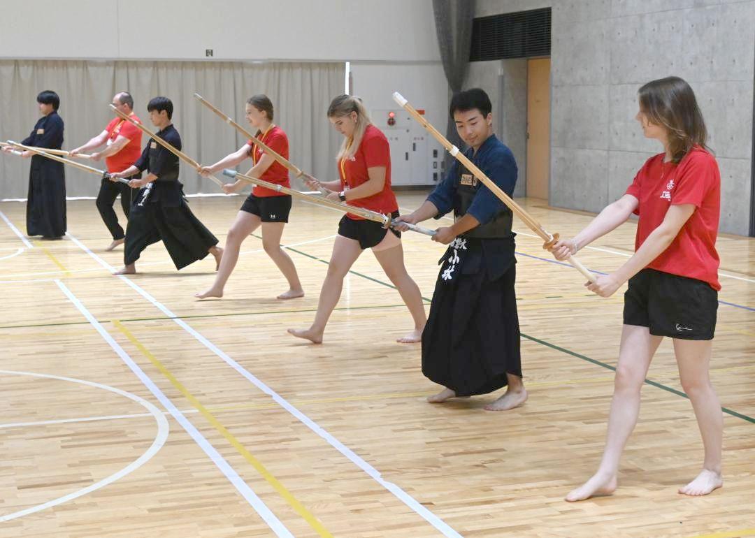剣道を教わるドイツ訪問団のメンバー=水戸市見和