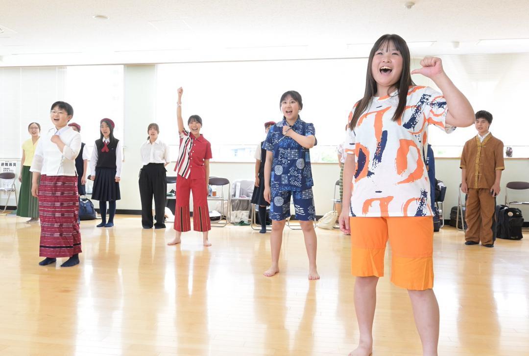 初の海外公演に向けて練習に励む団員たち=水戸市三の丸