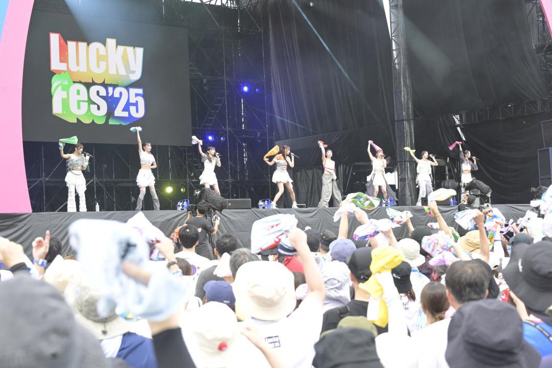 9日開幕した「ラッキーフェス」に登場したアンジュルムのステージで盛り上がる来場者=ひたちなか市馬渡

