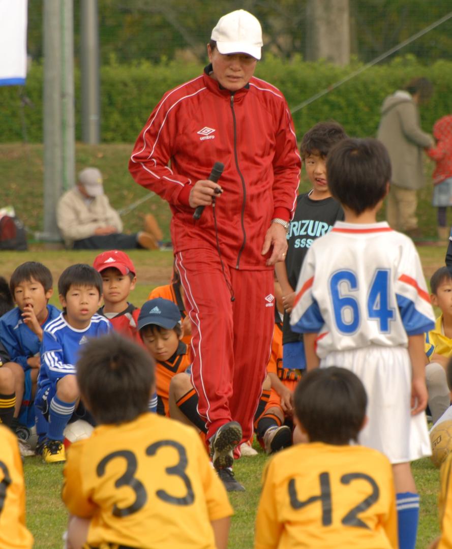 サッカー教室で子どもたちを教える釜本邦茂さん(2011年撮影)=水戸市小吹町