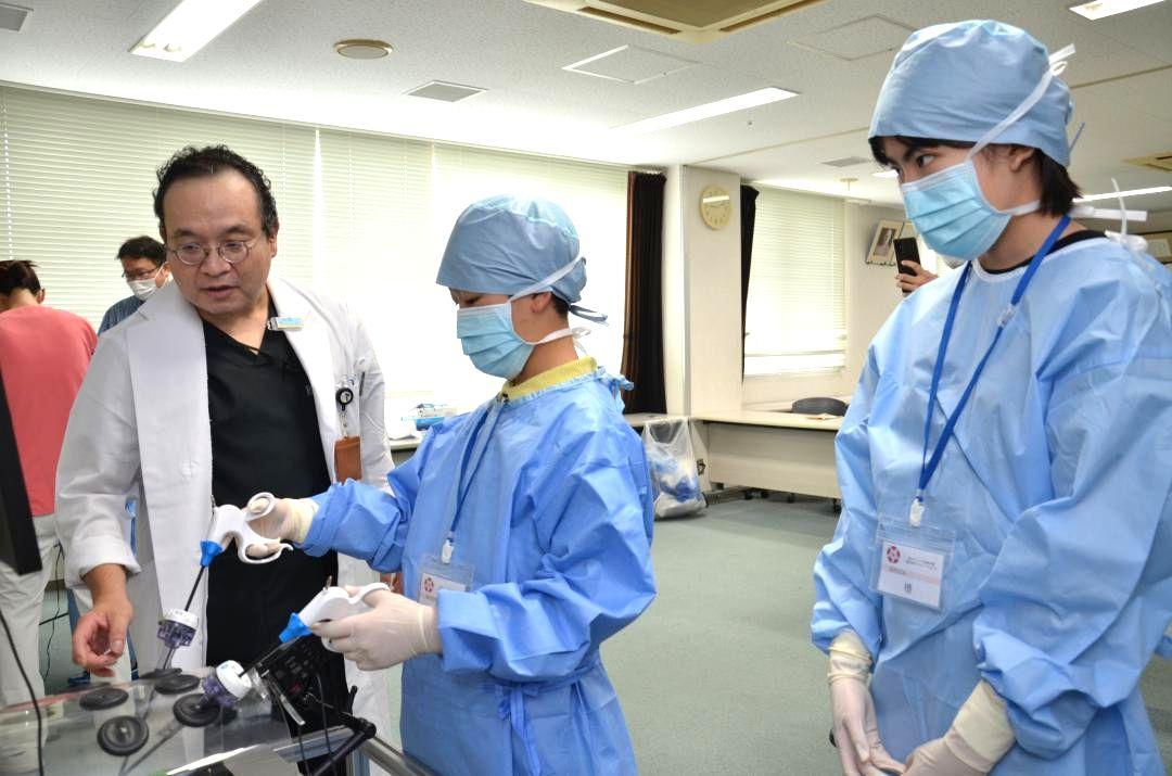 腹腔鏡シミュレーターを使い手術体験をする子どもら=水戸市双葉台
