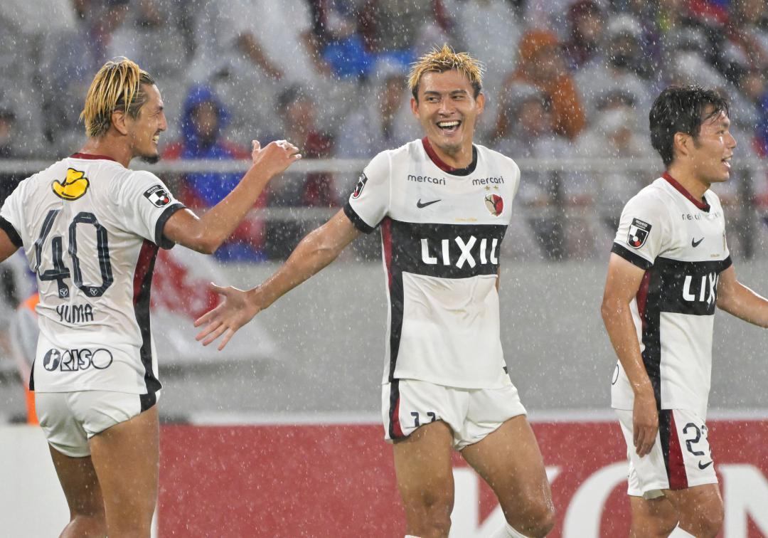 FC東京-鹿島 後半36分、先制ゴールを決め祝福を受ける鹿島・田川(中央)=味の素スタジアム