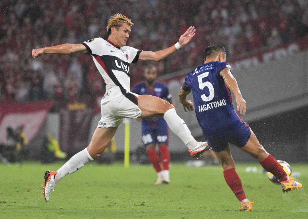 FC東京-鹿島 後半追加タイム、パスカットを狙う鹿島・田川(左)=味の素スタジアム