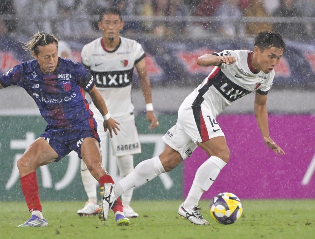 FC東京-鹿島 後半35分、相手からボールを奪う鹿島・樋口(右)=味の素スタジアム
