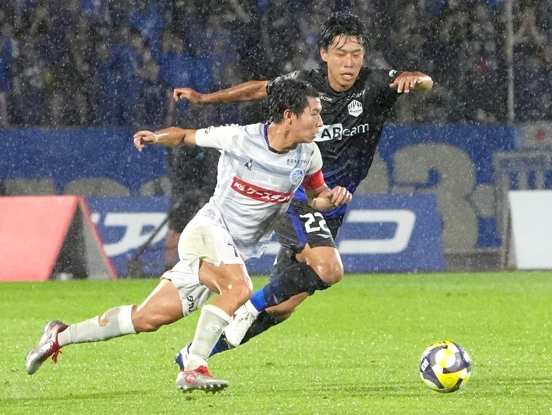 山形-水戸　前半、ドリブルで突破を図る水戸の渡辺(手前)=NDソフトスタジアム山形