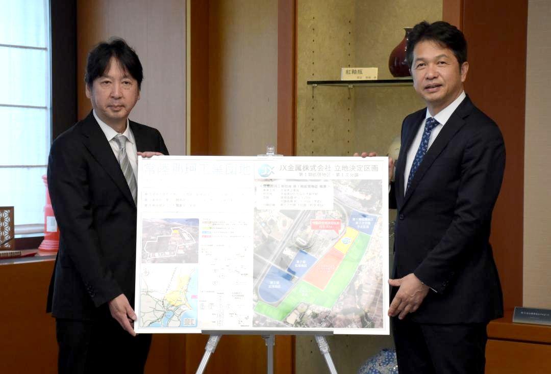 JX金属の常陸那珂工業団地第1期拡張地区への誘致が決まり、同社の林陽一社長(左)と面会する大井川和彦知事=5月、県庁