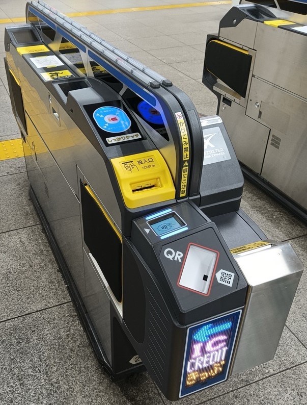タッチ決済リーダーが設置された自動改札機(首都圏新都市鉄道提供)