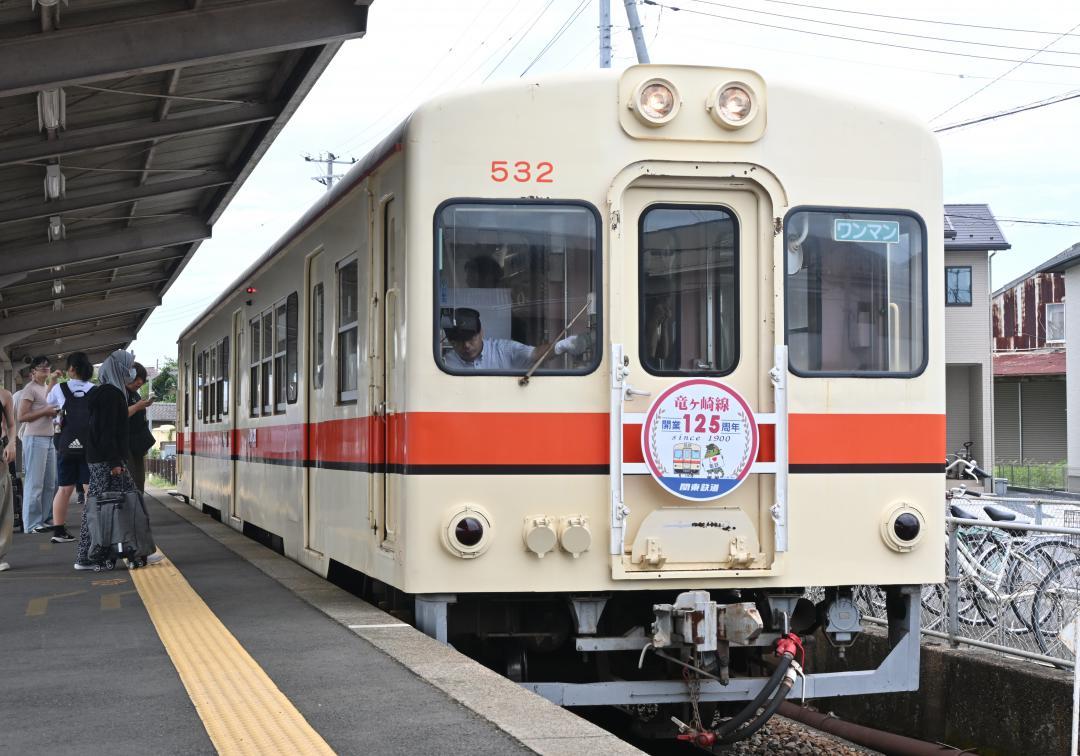 関東鉄道竜ケ崎線の開業125周年記念ヘッドマークを取り付けた列車=龍ケ崎市の竜ケ崎駅
