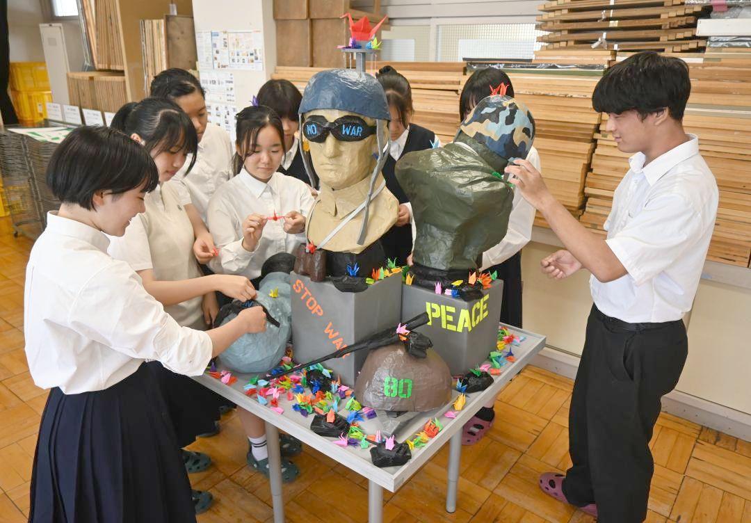 平和をテーマにした共同作品づくりに取り組む緑岡高の美術部員たち=水戸市笠原町

