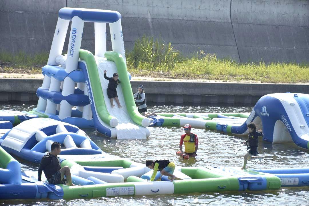 水上アスレチックを楽しむ観光客ら=高萩市高戸
