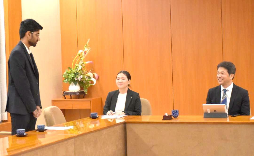 県内企業へのインターンに参加したインドの学生(左)と懇談する大井川和彦知事=7月、県庁
