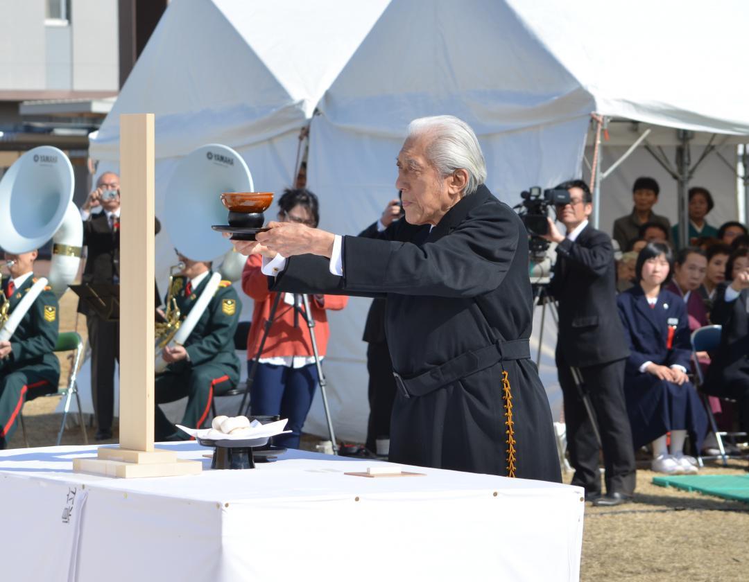 2015年3月、笠間市旭町の筑波海軍航空隊跡で、祈るようにして献茶する千玄室さん
