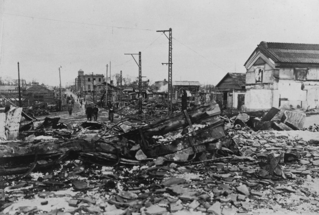 空襲で焦土と化した水戸市街=水戸市南町、「戦後70年茨城の記録」より
