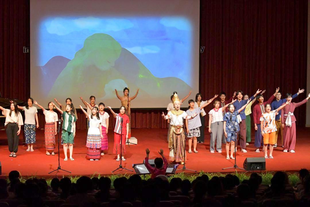 合唱劇「サン～精霊の子～」を演じる団員たち=タイ・チェンライのメーファールアン大学
