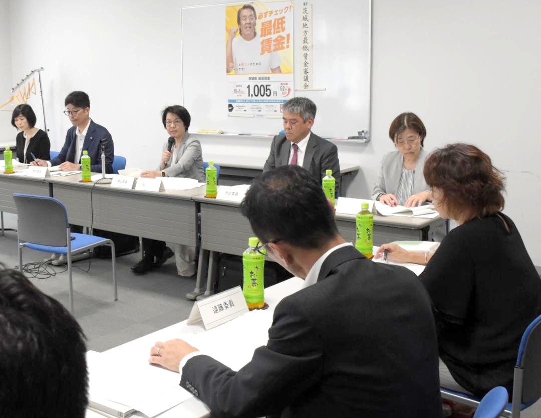 第1回茨城地方最低賃金審議会で方針を確認する委員ら=7月7日、水戸市宮町
