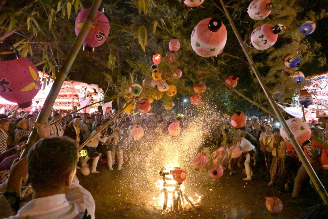 「七ツぼんぼり」による火伏せ=15日夜、那珂市菅谷
