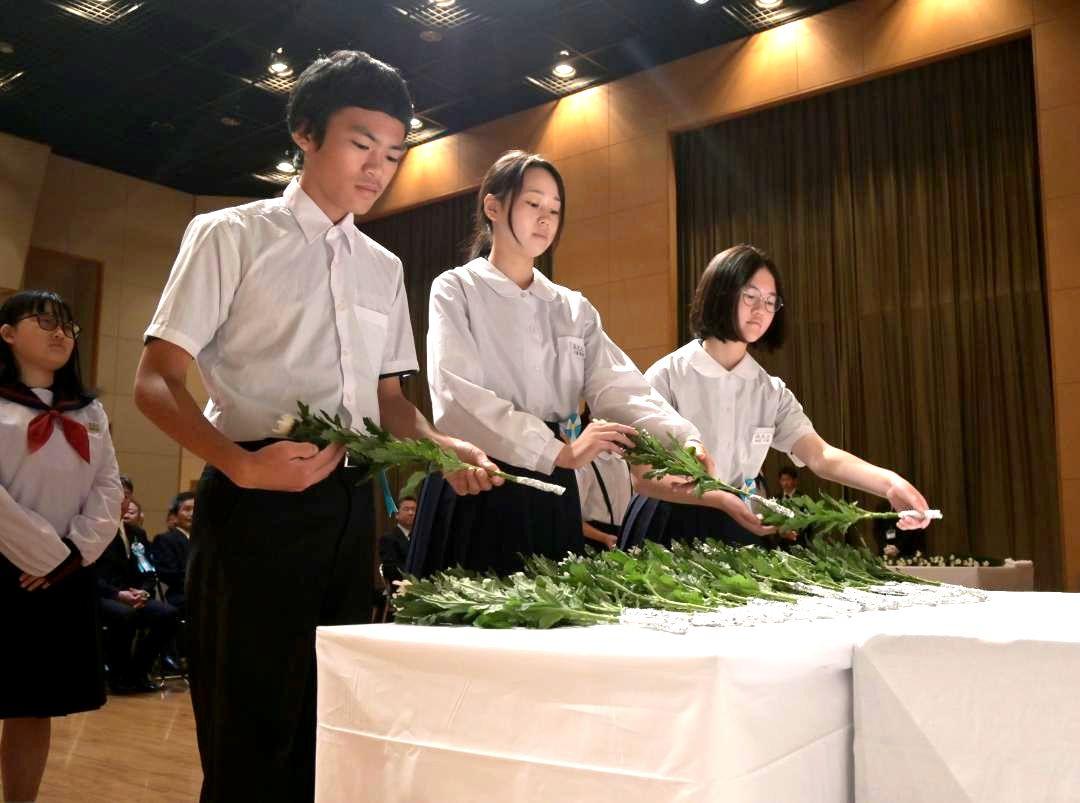 高萩市の戦没者追悼式で献花する市内の中学生ら=同市春日町

