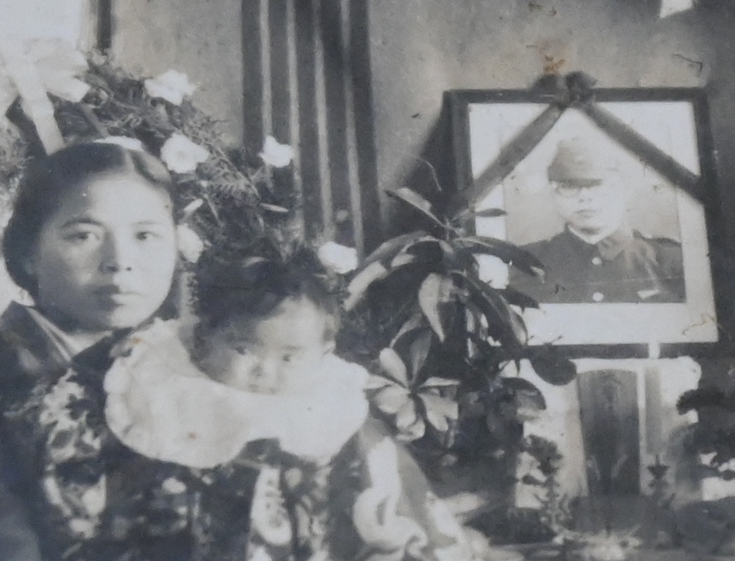 ・佐藤弘子さんの父・喜久雄さんの葬儀の際の写真。弘子さん(左から2人目)は生後5カ月ごろ
