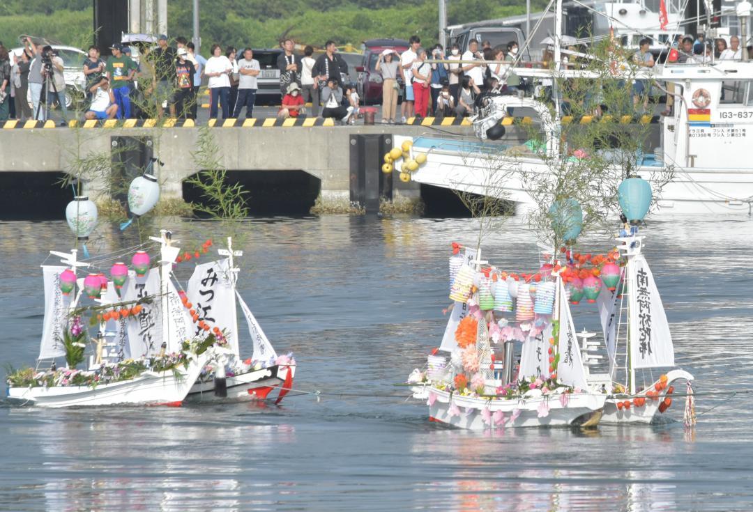 漁船に引かれ港内を回る盆船=北茨城市大津町
