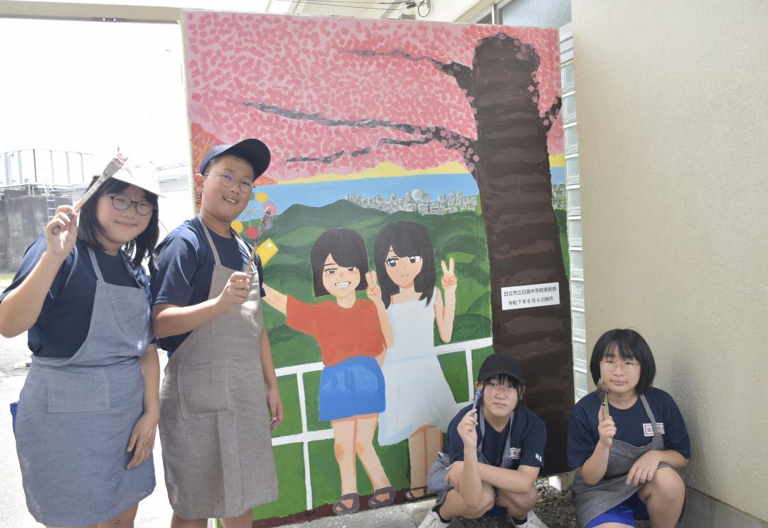 壁画を描いた日高中美術部の生徒たち=日立市助川町
