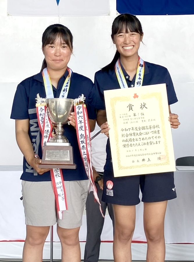 〈セーリング女子420級〉優勝を飾った霞ケ浦の鈴木(右)・実松組=和歌山セーリングセンター(同校提供)
