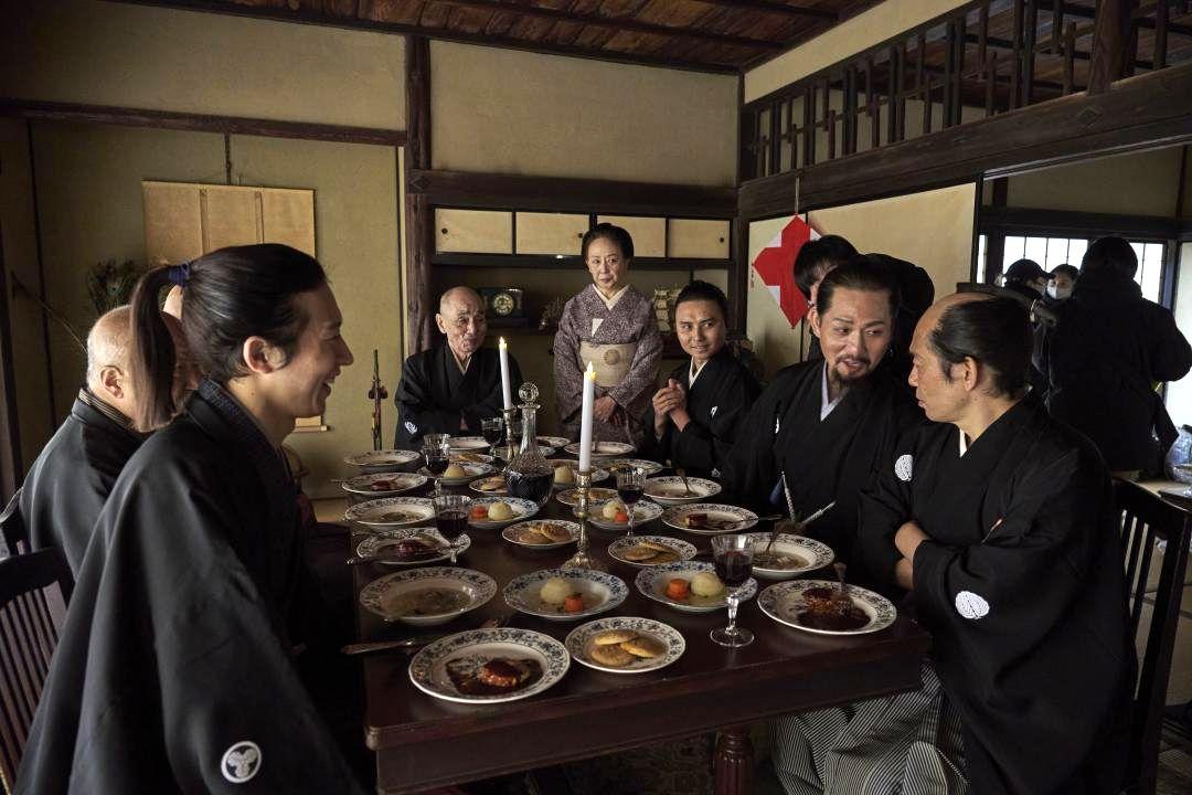 古河の郷土料理も登場する食事のシーン撮影の一こま(古河市観光協会提供)