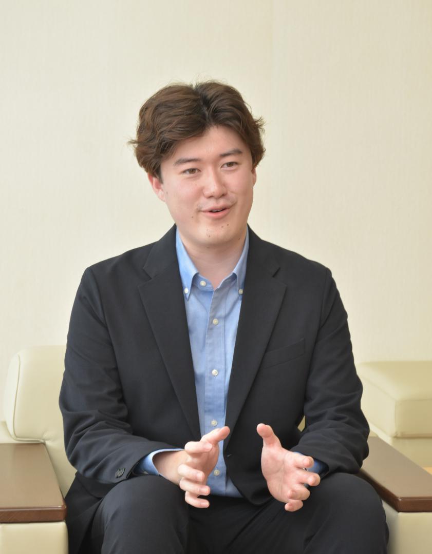 米ハーバード大を卒業し、学生生活や卒業後の展望を語る松野知紀さん=日立市役所
