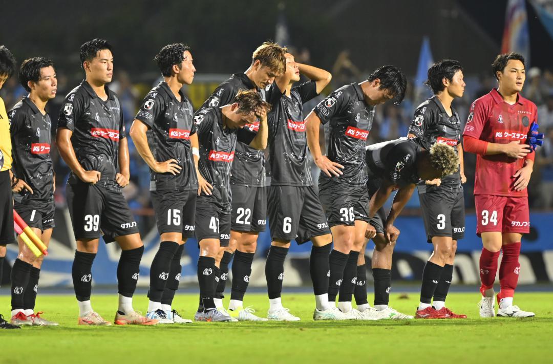 水戸-磐田　試合に敗れ、悔しい表情を見せる水戸の選手たち=ケーズデンキスタジアム水戸
