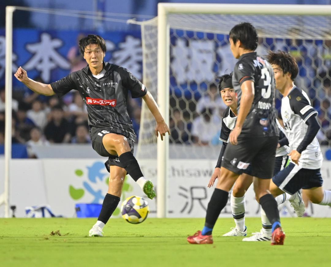 水戸-磐田　前半30分、ボールを前線に送る水戸・塚川(左)=ケーズデンキスタジアム水戸
