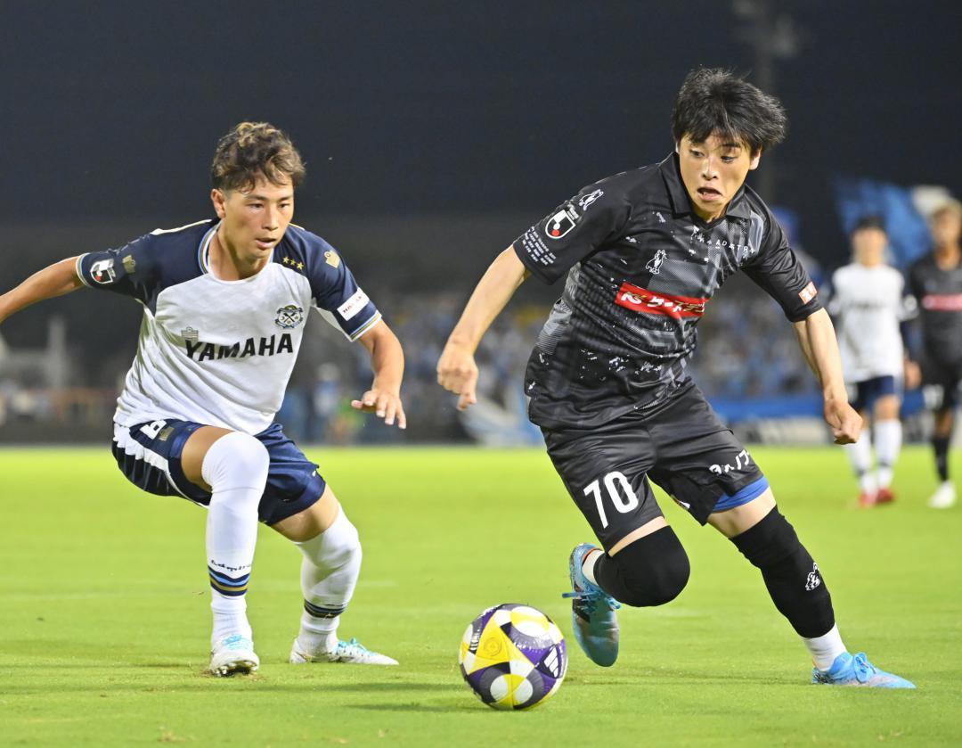 水戸-磐田　後半4分、ボールをキープする水戸・新井(右)=ケーズデンキスタジアム水戸