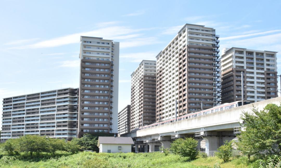 TX研究学園駅の東側に立つマンション群。その間をつくばエクスプレスが走り抜ける=つくば市学園南
