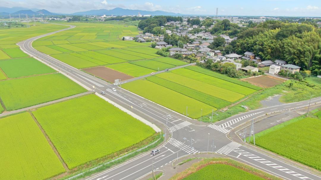 平和橋近くの北根本交差点付近から石岡市街地方面へと延びる開通区間(県提供)