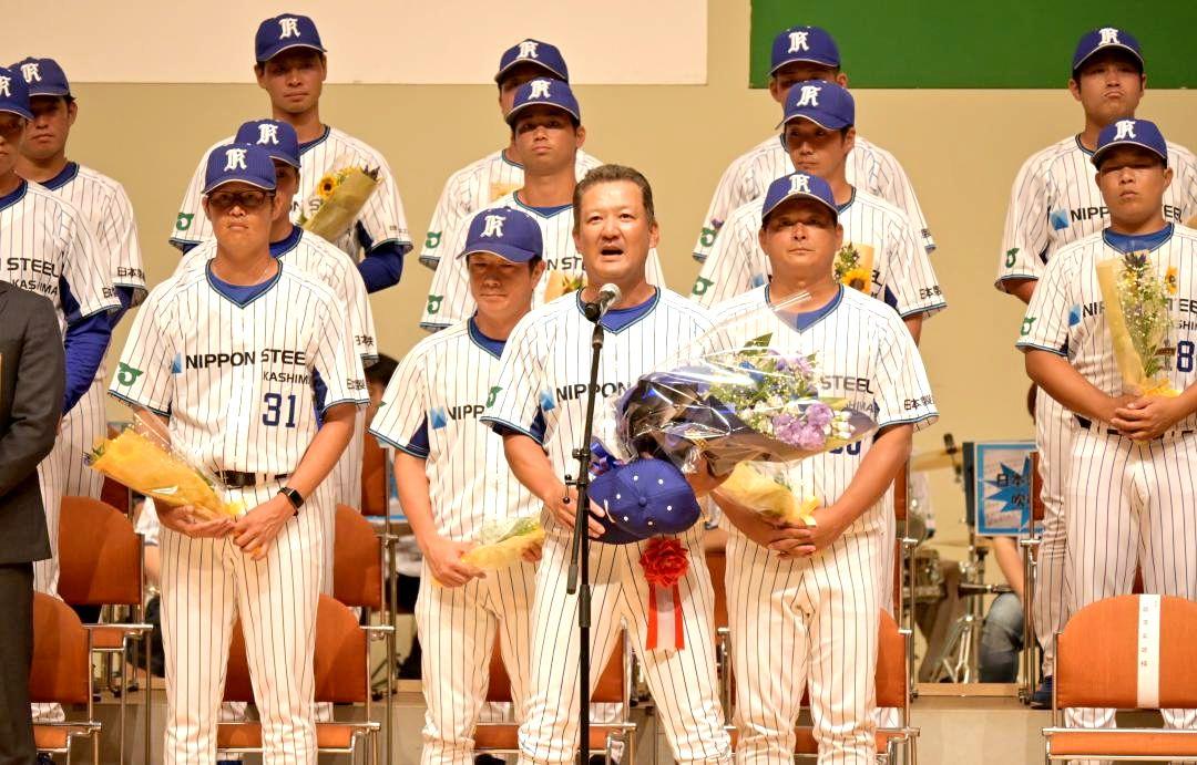 大会での健闘を誓う藤沢英雄監督(中央)=鹿嶋市宮中
