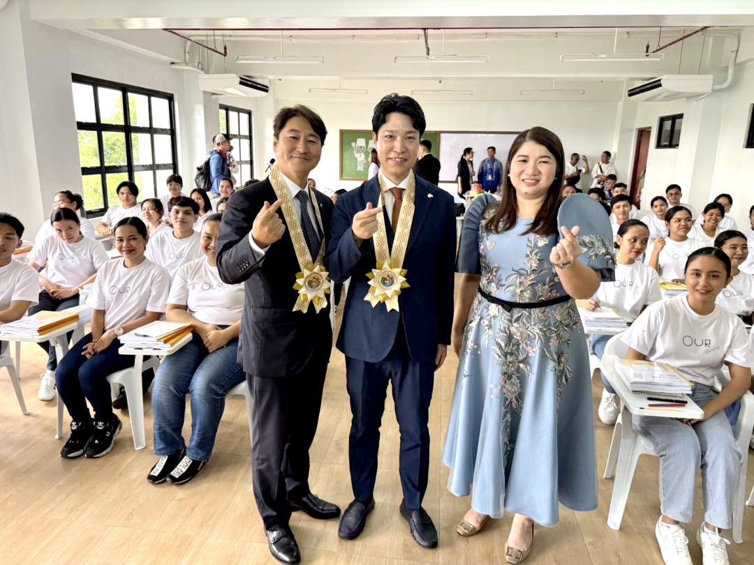 開校式の後、授業を見学した、左から橋本正裕町長、オノデラユーザーランの加藤順社長、マーン・テオドロ市長=フィリピン・マリキナ市(境町提供)
