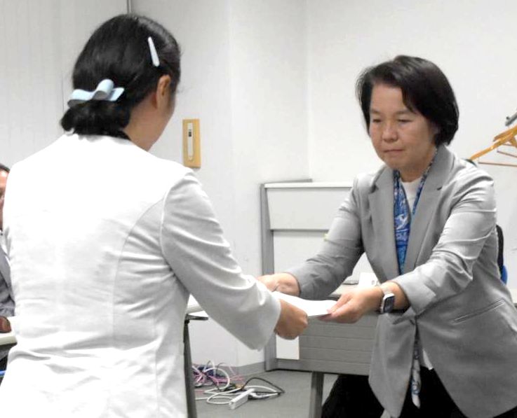 茨城労働局の佐藤悦子局長(左)に答申を手渡した茨城地方最低賃金審議会の清山玲会長=水戸市宮町
