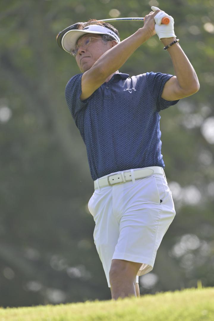 〈ミッドシニアの部〉スタートホールの10番でティーショットを放つ園部健一=宍戸ヒルズCC