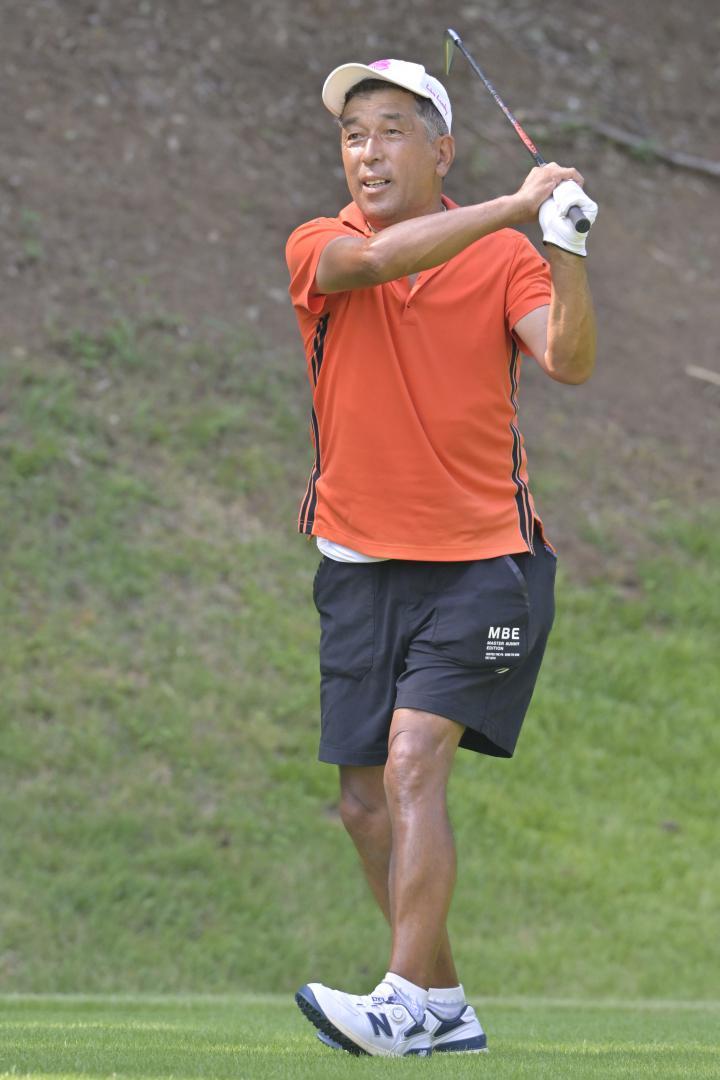 〈シニアの部〉プレーオフ2ホール目の2番でティーショットを放つ岡野智弘=宍戸ヒルズCC