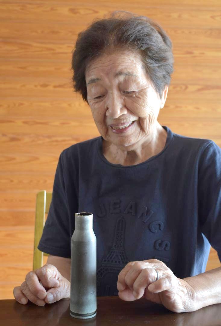 青木斉さんが保管していた薬きょうを前に語る長男の妻はつ江さん=常総市内
