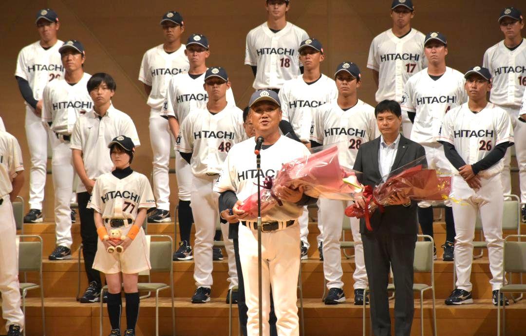 壮行会で抱負を述べる日立製作所野球部の林治郎監督=日立市幸町
