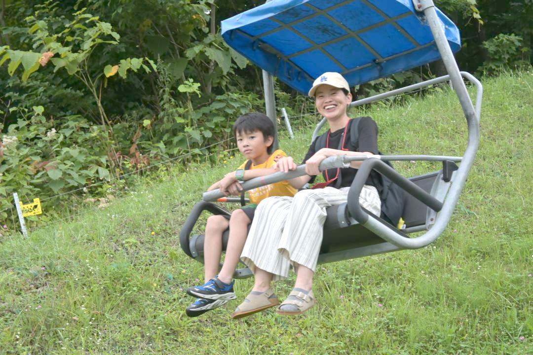 大倉山展望台でリフトを楽しむ参加者ら=札幌市

