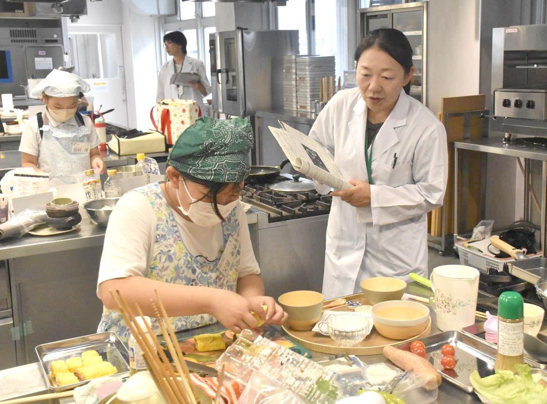 審査員らに見守られながら料理に励むコンテスト参加者=水戸市見和
